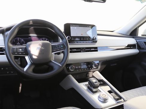 Used 2023 Mitsubishi Outlander SEL image 2