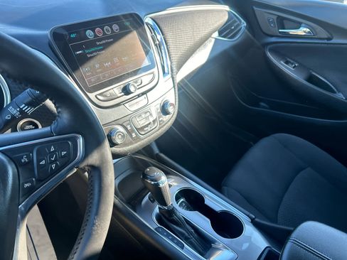 Used 2017 Chevrolet Malibu LT image 21