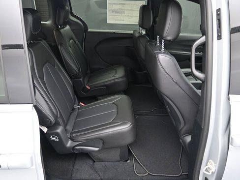 New 2026 Chrysler Pacifica Select image 22