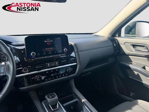 Used 2024 Nissan Pathfinder SV image 30