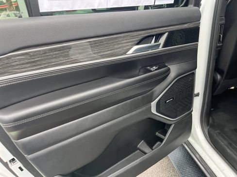 Used 2022 Jeep Wagoneer Series II RWD image 11