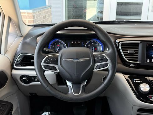 Used 2021 Chrysler Voyager Lxi FWD image 30