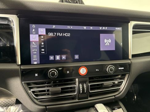 Certified 2023 Porsche Macan image 28