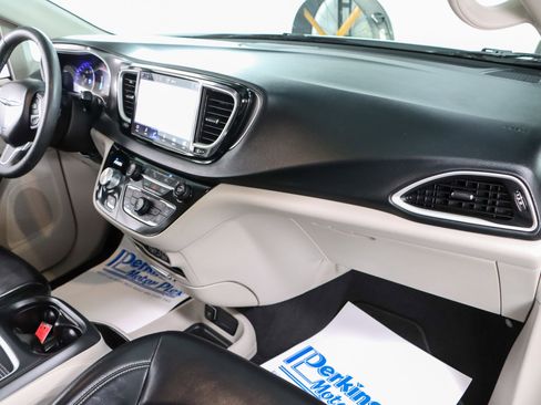 Used 2023 Chrysler Pacifica Touring-L image 27