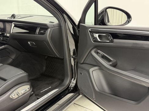 Certified 2024 Porsche Macan S AWD/4WD image 22