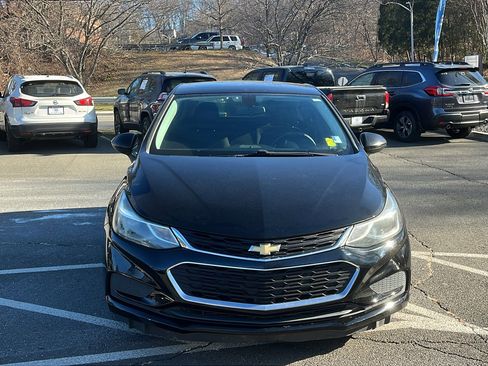 Used 2017 Chevrolet Cruze LT image 4