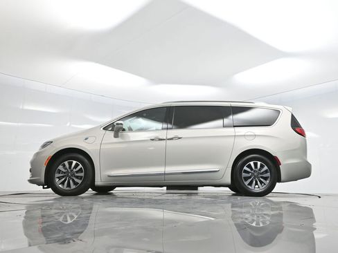 Used 2021 Chrysler Pacifica Limited w/ Premium & Safety Sphere Group image 61