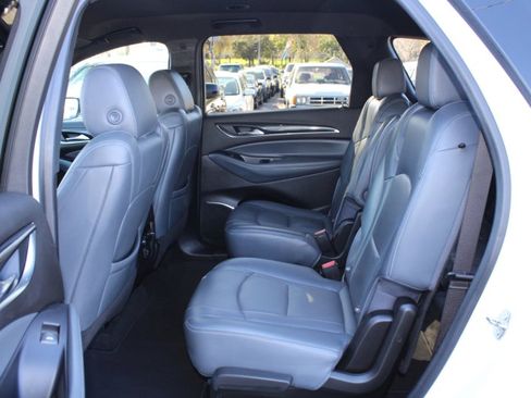 Used 2022 Buick Enclave Essence image 10