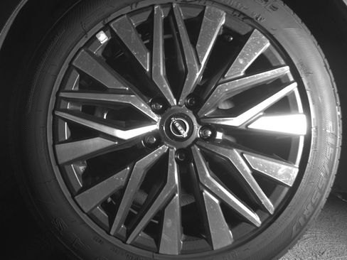Used 2025 Nissan Altima 2.5 SV FWD image 12