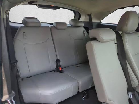Used 2026 Toyota Sienna XLE FWD image 28