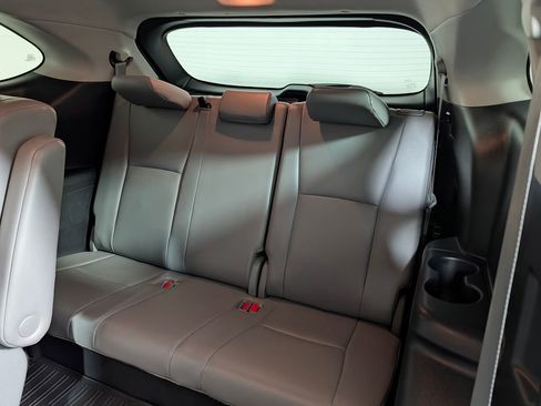 Used 2022 Toyota Highlander XLE FWD image 13