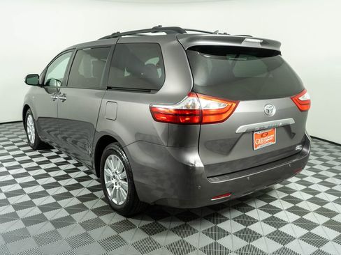 Used 2017 Toyota Sienna Limited AWD/4WD image 4
