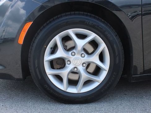 Used 2018 Chrysler Pacifica Touring-L Plus w/ Tire & Wheel Group FWD image 35