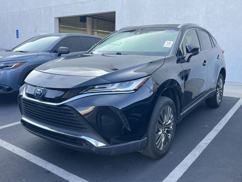 Used 2022 Toyota Venza XLE image 2