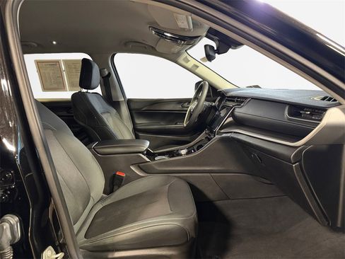 Used 2023 Jeep Grand Cherokee L Laredo image 26