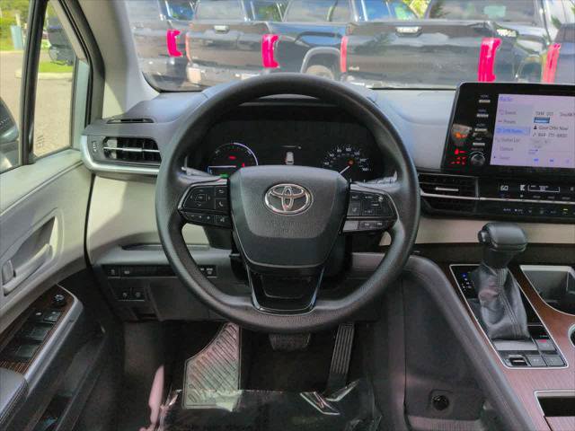 Certified 2022 Toyota Sienna LE FWD image 16
