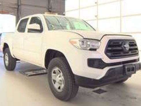 Used 2018 Toyota Tacoma SR image 1