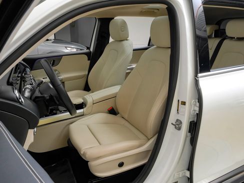 Used 2023 Mercedes-Benz GLB 250 4MATIC w/ Premium Package image 33