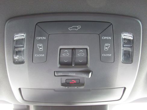 Certified 2024 Toyota Sienna XLE Woodland Edition AWD/4WD image 31