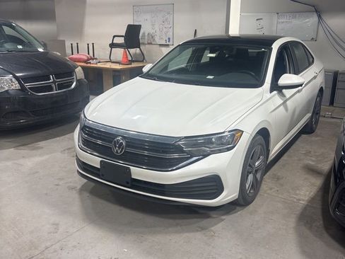 Used 2023 Volkswagen Jetta SE w/ Panoramic Sunroof Package image 2