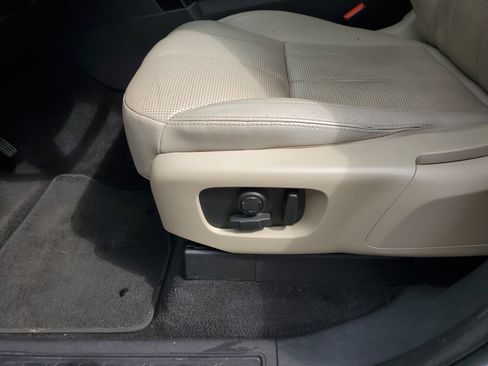 Used 2019 Land Rover Discovery SE image 14