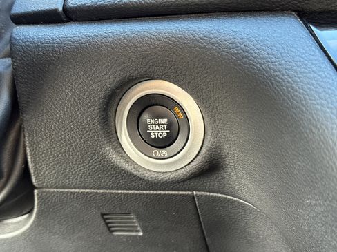 Used 2021 Chrysler Pacifica Touring-L w/ Uconnect Theater Family Group image 37