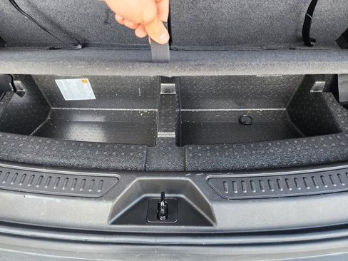 Used 2023 GMC Acadia SLE image 10