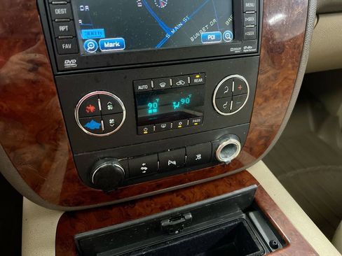 Used 2011 Chevrolet Suburban LTZ AWD/4WD image 17