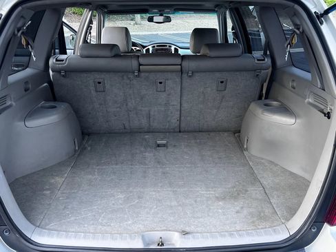 Used 2005 Toyota Highlander 2WD V6 w/ 3rd Row image 22