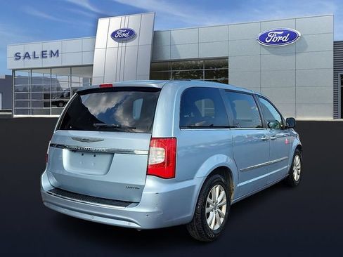 Used 2016 Chrysler Town & Country Limited Platinum FWD image 3