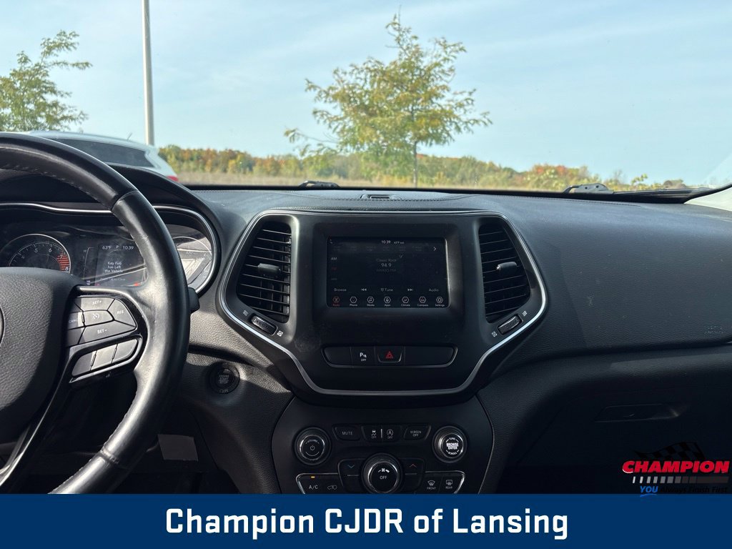 Used 2019 Jeep Cherokee Latitude Plus AWD/4WD image 3