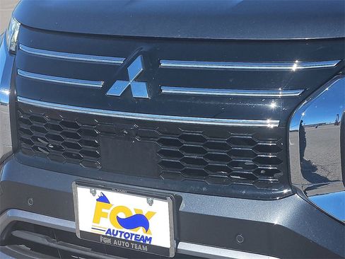 Used 2025 Mitsubishi Outlander SE image 11