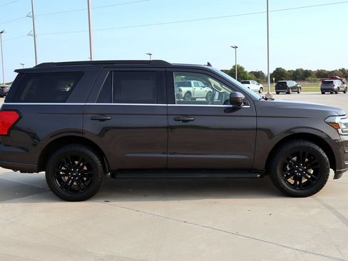 Used 2024 Ford Expedition XLT RWD image 5