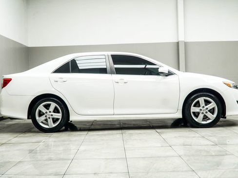 Used 2014 Toyota Camry SE image 6
