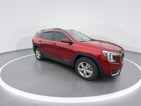 Used 2024 GMC Terrain SLE w/ Driver Convenience Package image 2