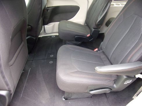 Used 2017 Chrysler Pacifica Touring FWD image 19