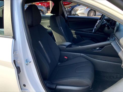 Certified 2025 Hyundai Elantra SEL image 9