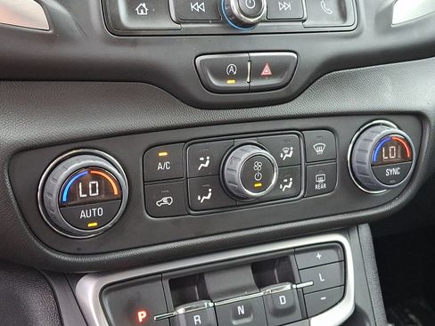 Used 2023 GMC Terrain SLE w/ Driver Convenience Package AWD/4WD image 17