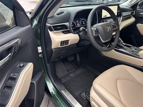 Used 2025 Toyota Highlander Limited image 9
