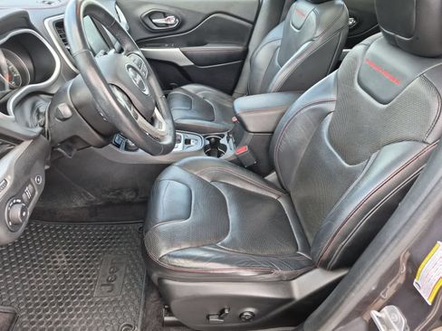 Used 2017 Jeep Cherokee Trailhawk AWD/4WD image 16