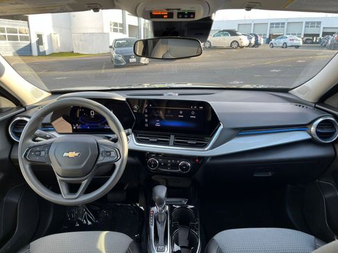 Used 2025 Chevrolet Trax LT image 31