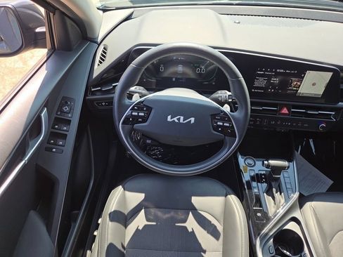 Used 2023 Kia Niro EX FWD image 4