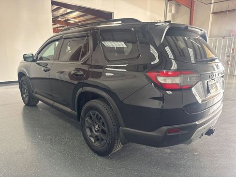 Used 2025 Honda Pilot TrailSport image 6