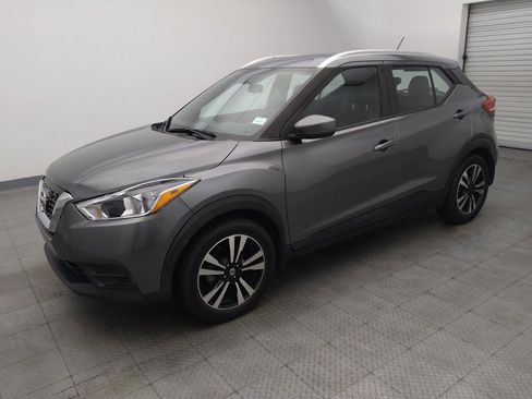 Used 2019 Nissan Kicks SV image 2
