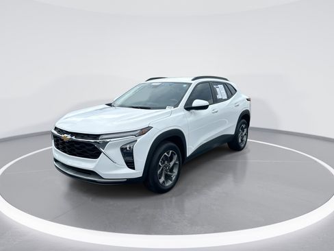 Used 2025 Chevrolet Trax LT w/ Driver Confidence Package FWD image 5