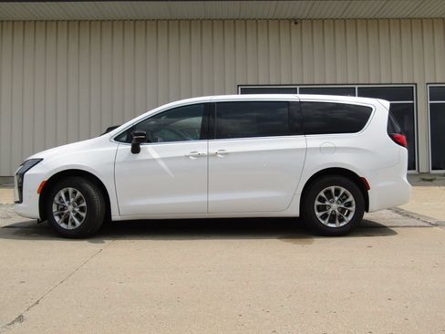 New 2027 Chrysler Pacifica Select AWD/4WD image 11