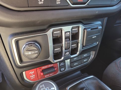 Used 2024 Jeep Wrangler Unlimited Rubicon w/ Technology Group image 23