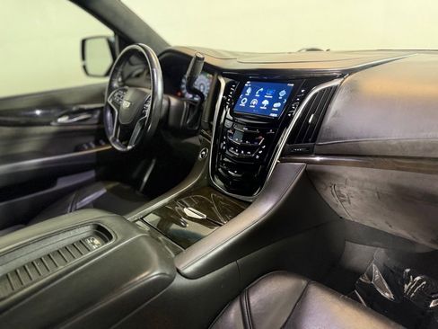 Used 2019 Cadillac Escalade ESV Platinum image 10
