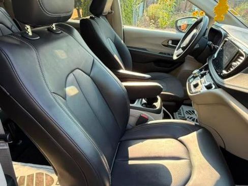 Used 2023 Chrysler Pacifica Touring-L AWD/4WD image 18