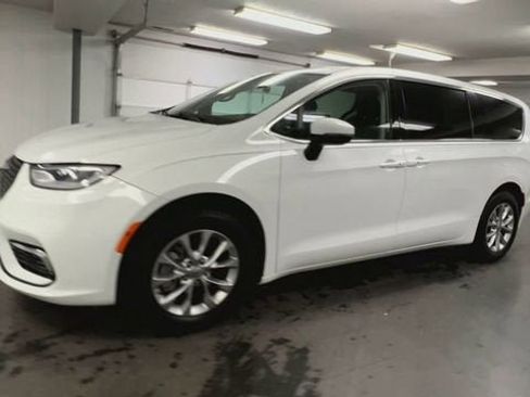 Used 2023 Chrysler Pacifica Touring-L w/ Uconnect Theater Family Group AWD/4WD image 4